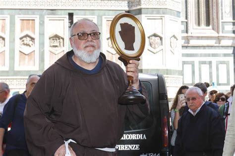 Firenze Padre Pio Labbraccio Alle Reliquie Corrierefiorentinoit