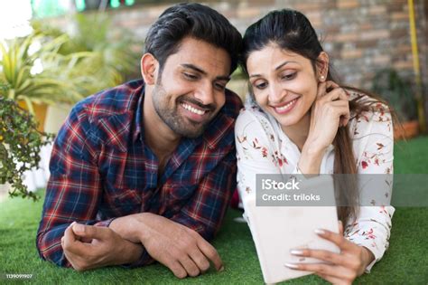 Indisches Paar Mit Digitalem Tablet Auf Veranda Stockfoto Und Mehr Bilder Von Indien Indien