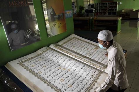 Foto Begini Cara Perawatan Al Quran Raksasa Di Jakarta Islamic Centre
