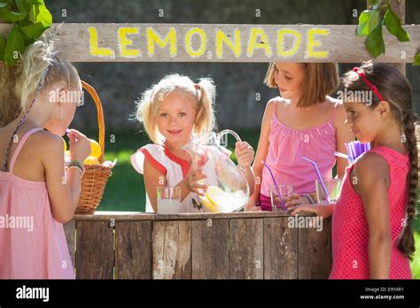 candid portrait de quatre jeunes filles à lemonade stand in park photo stock alamy