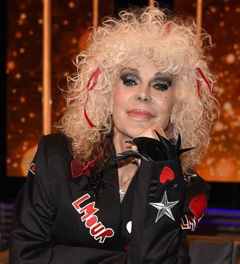 La celebre cantautrice italiana, per tutti solo rettore, ha 61 anni. Donatella Rettore: età, altezza, peso, origini, il marito ...