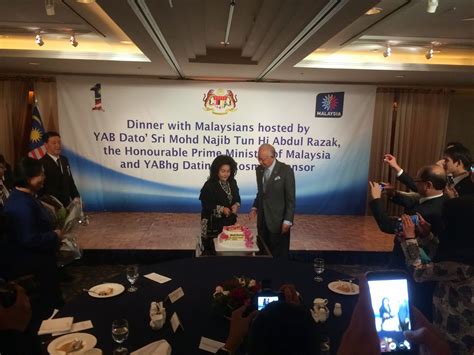 Semalam, perdana menteri dan isterinya datin seri rosmah mansor, melalui firma guaman tetuan hafarizam wan & aisha mubarak, telah menghantar surat tuntutan kepada nga, yang juga anggota dewan undangan negeri (adun) pantai. WZWH: Happy Birthday Datin Sri Rosmah Mansor