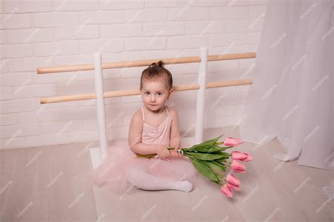 Ballettlehrerin Und Kleine Ballerina Haben übung Im Tanzunterricht Kleines Schönes Mädchen