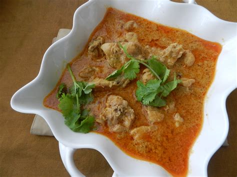 This coconut milk chicken is made with chicken breast that is simmered in the most delicious creamy coconut milk sauce with fresh lime juice, cilantro, and red pepper flakes. Raajis kitchen: Coconut milk Chicken curry