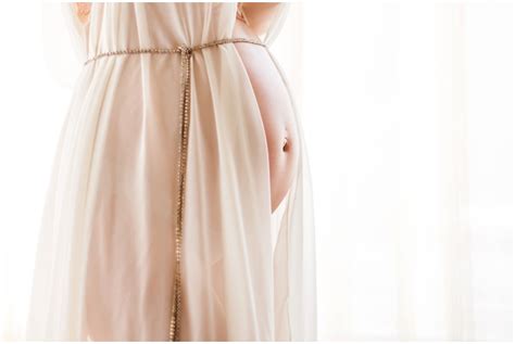 bri s intimate maternity portraits at home just maggie photography