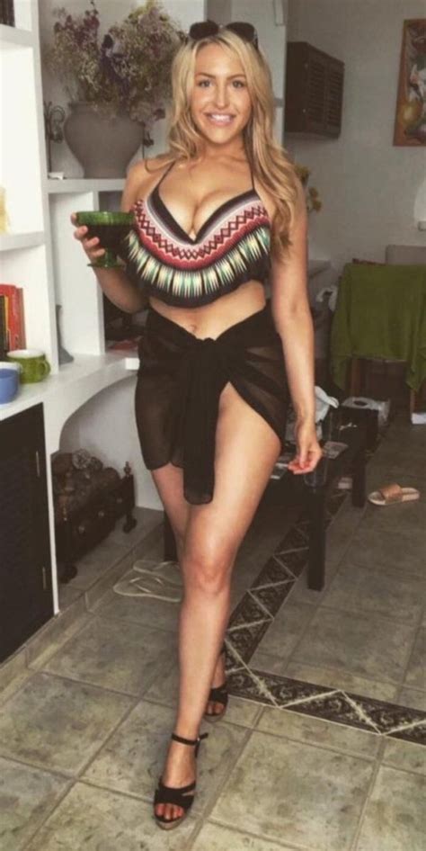 Emma Jones Daily K On Twitter What An Outfit Imagine Seeing Emma On The Beach In Hawai