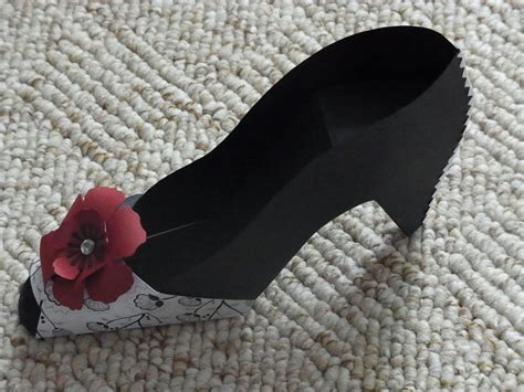 Diese einfachen bastelvorlagen sind besonders zum basteln mit kindern bei uns erfahren sie, wie sie blumen aus papier und anderen materialien herstellen. Heidis Creativblog: Workshop: Ein Schuh zum Geburtstag....