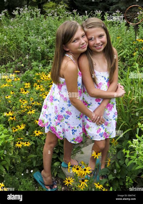 Twin Sisters Hugging Fraternelle Photo Stock Alamy