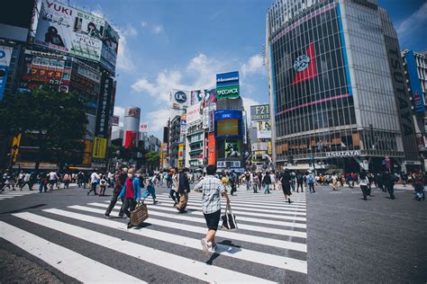 Die japanische hauptstadt ist mutig und bescheiden, chaotisch und geordnet zugleich, und leute beobachten ist hier so spannend wie die sehenswürdigkeiten. Die besten Tipps und Tokio Sehenswürdigkeiten im Überblick!