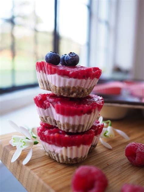 These are so simple to make for weekend guests or on special days. Mini raw raspberry cheesecakes - Recipe