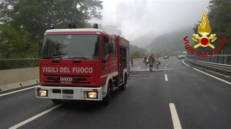 Sul luogo dell'evento sono intervenuti i soccorsi sanitari e meccanici le pattuglie. Autostrade, riaperta A26 dopo camion rovesciato. Code e ...
