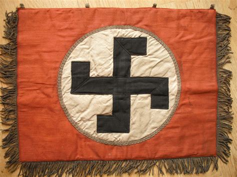 Partiets program og ideologi var en radikal antisemittisme og nasjonalisme, avvising av demokratiet og et sterkt hat mot kommunismen. Early 20s nsdap trumpet banner