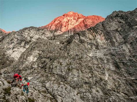 Nhn), zugleich der höchste punkt im deutschen teil der berchtesgadener alpen. Watzmann Ostwand mit Bergführer | Berchtesgadener Weg