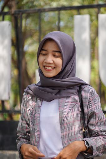 mahasiswi muslim berhijab tersenyum di depan taman foto stok unduh gambar sekarang 18 19