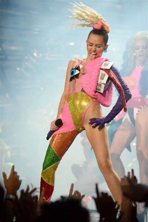 Miley Cyrus Vmas Outfits 11 On Stage Looks 2015 Glamour Uk