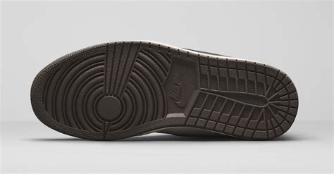 Os detalhes do sapato, incluindo um swoosh reverso e uma bolsa escondida, ajudam a diferenciar esta edição do famoso tênis para o rapper e produtor e para a cactus jack records. Travis Scott x Air Jordan 1 ''Cactus Jack'' - Sneaker Style