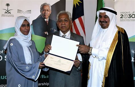 Datuk seri idris jusoh (besut) 300 scholarships to be given to Msians pursuing studies in ...