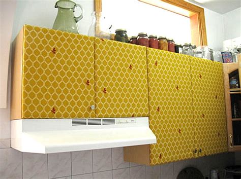 Your rustic home decor boutique! Honey bee kitchen decor with honey bee wallpaper for ...