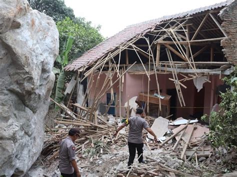Banyak yang bilang tinggal di malaysia biaya hidupnya lebih murah. Hujan Batu di Purwakarta, PT MSS Diminta Ditutup | Tagar