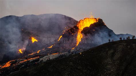 Wandelaars Verzamelen Zich Om Een Vulkaanuitbarsting Te Zien In Mt Fagradalsfjall In
