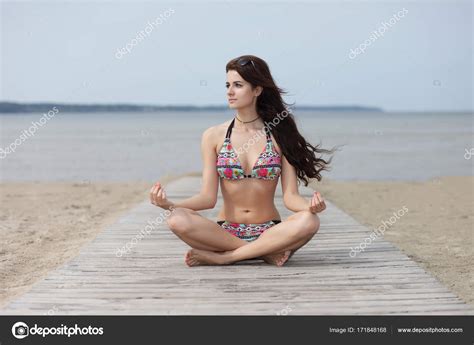 Joven Hermosa Chica Con Cuerpo Sexy Meditando En Una Playa Fotograf A