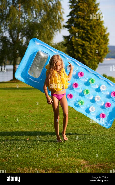 Adorable Kleine Mädchen Zu Fuß Mit Aufblasbaren Luftmatratze Am Strand