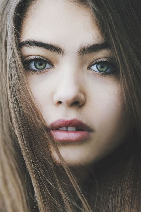 Pin By Meaningfulness On Portraits Girl With Green Eyes Green Eyes