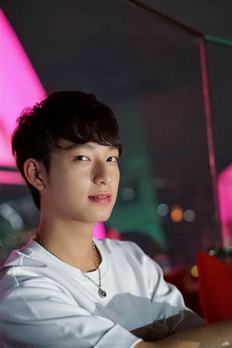 Cowok Yang Diam Diam Memperhatikan - Cowok Mania