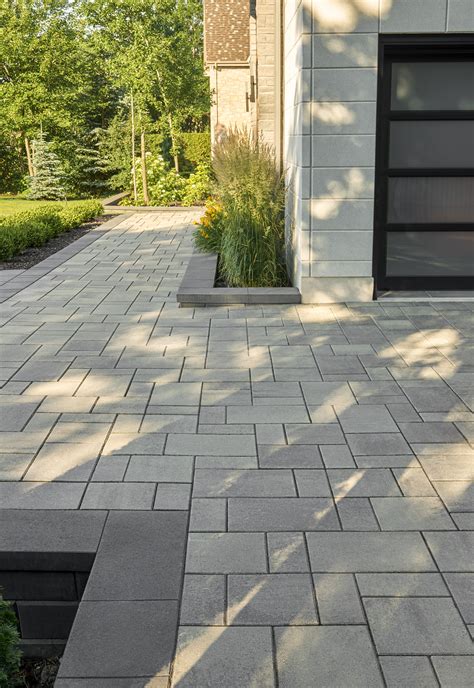 This driveway design is inspired by our Blu 80 Smooth paver. Smooth and sleek, Blu 80 mm Smooth 