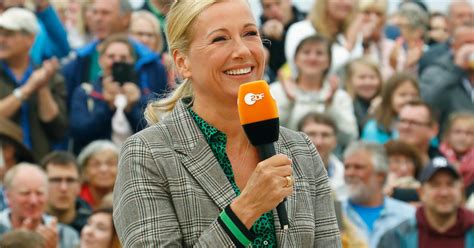 She is the current presenter of zdf fernsehgarten and zdf fernsehgarten on tour. Andrea Kiewel: „ZDF-Fernsehgarten"- Alles zum Saisonstart 2020