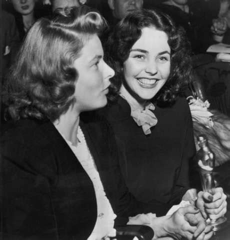 1944 Actress Jennifer Jones Right With The Best Actress Oscar She