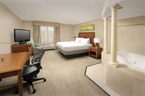 The property features a fitness center, indoor pool, hot tub, conference/meeting rooms and a complimentary breakfast served every morning. Hotels with Jacuzzi In Room in Atlanta - 16 Whirlpool ...