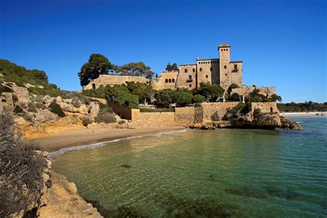Platja De Tarragona Cala Jovera Amb El Castell De Tamarit Al Fons