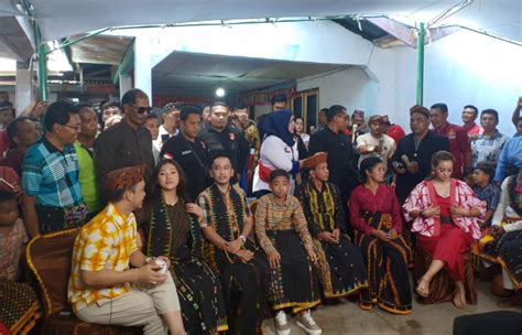 Dengan melambungnya nama betrand peto, kini muncul kembali seorang pengamen cilik yang viral karena memiliki suara mirip dengan betran peto putra onsu. Betrand Peto Sah Jadi Putra Ruben Onsu - Floressmart