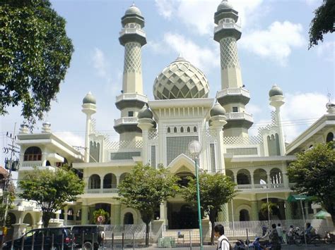 Bagian barat jawa timur berbatasan dengan jawa tengah bagian timurnya berbatasan dengan pulau bali, bagian utaranya laut jawa, serta bagian selatannya berbatasan dengan samudera hindia. MASJID PHOTOGRAPH: Masjid Di Jawa Timur Dan Madura