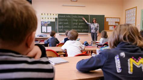 W południe w kancelarii prezesa rady ministrów odbyła się konferencja prasowa ministra edukacji i nauki przemysława czarnka i szefa kancelarii premiera, pełnomocnika rządu do spraw szczepień. Powrót dzieci do szkół 2021. "Mamy za sobą bardzo trudną ...