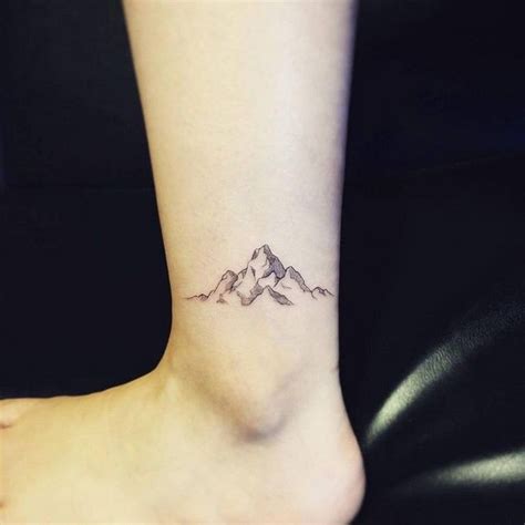Black and white happy little girl. tatouage cheville montagne idée homme | Berg tattoos ...