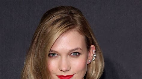 Power Lipstick How To Wear Red Lipstick Like Model Karlie Kloss Glamour