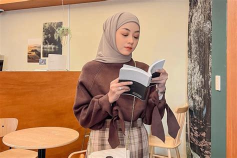 Ide Gaya Foto Candid Yang Kekinian A La Selebgram Hijab Riset