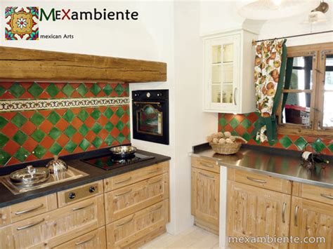 Genau wie bei fliesen für die landhausküche gibt es im bad verschiedene möglichkeiten, wie man den landhausstil umsetzen kann. Mexikanische Fliesen als Fliesenspiegel in der Küche ...