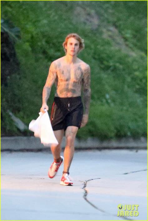 Justin Bieber Goes Shirtless For His Neighborhood Stroll Photo 4056123
