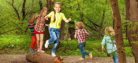 En campos de juego o en grandes extensiones de terreno). 6 juegos para niños al aire libre