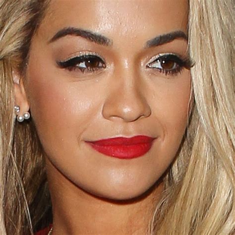 Possibly, one of the best looking british singer to become so much popular, rita ora is often considered as the rising star to the top or the advancing queen to the throne of the best female pop singer. Rita Ora Makeup: Black Eyeshadow, Gold Eyeshadow & Red ...