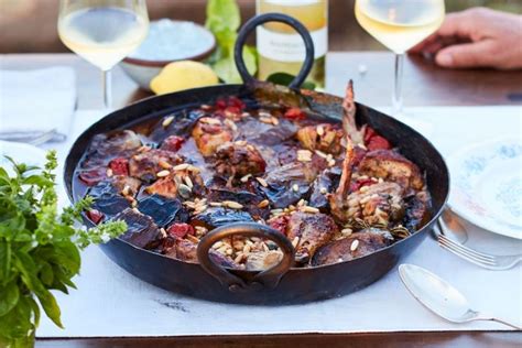 Sweet red peppers & fresh coriander. Salina-kip met zalig geurende zachte aubergine en tomaat ...