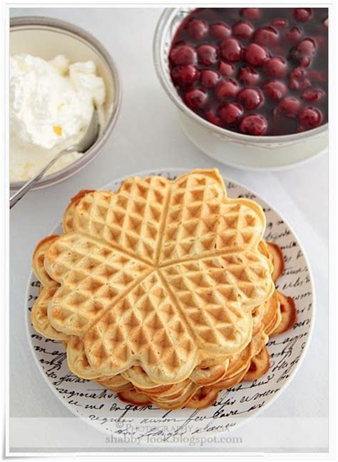 Bergische Waffeln mit heißen Kirschen