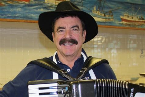 O conhecido cantor popular revelou que o pai chegou aos 101 anos e não escondeu a emoção no momento de festejar. Quim Barreiros na Feira de Ferreira | Rádio Pax