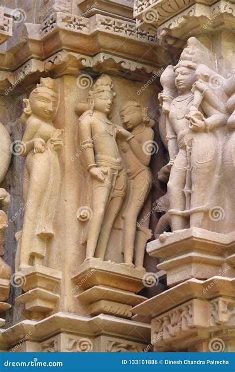 Estatuas Eróticas En Las Paredes Fuera Del Templo Del Khajuraho Foto De Archivo Imagen De