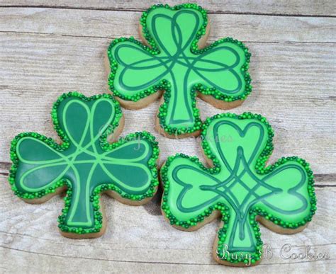 These are deliciously soft moist sugar cookies with the creamy richness of bailey's irish cream! Shamrock sugar cookies | Cookie Connection | Shamrock cookies