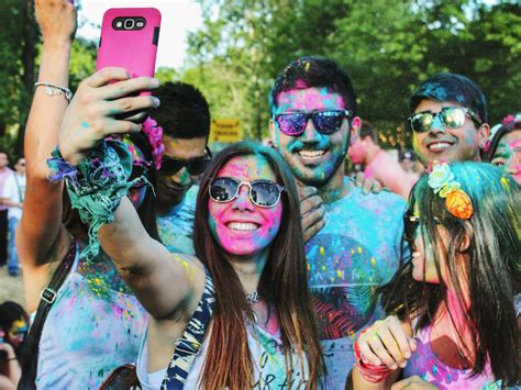 2 Psychologists Think Taking Selfies All The Time Could Be A Sign Of A