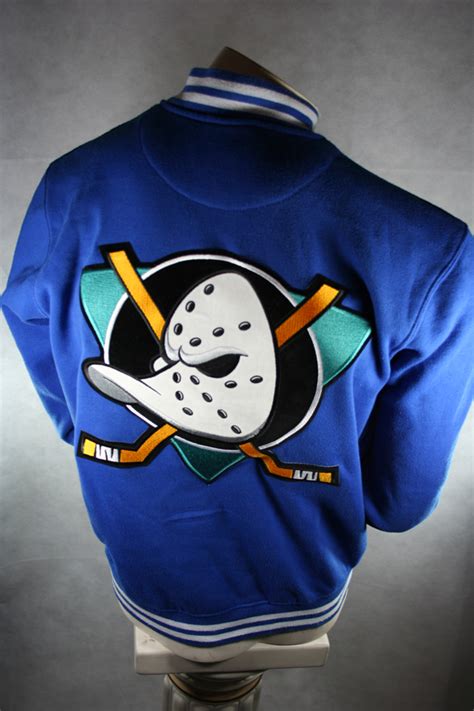 Obwohl es sie schon seit einer kleinen ewigkeit gibt, ist das design absolut zeitlos und hat sich bis heute sogar immer weiterentwickelt. Anaheim Mighty Ducks Jacke College Walt Disney Blau Herren ...